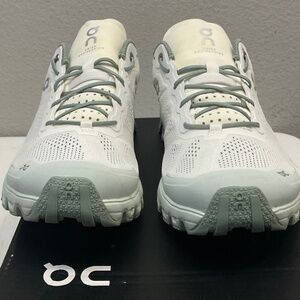 Size US -W9 / EUR 40.5  ON CLOUDVENTURE , Multicolor